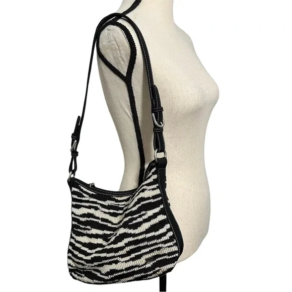 The SAK Shoulder Bag Purse Knitted Adjustable Straps Zip Top Cream Black - Picture 1 of 13